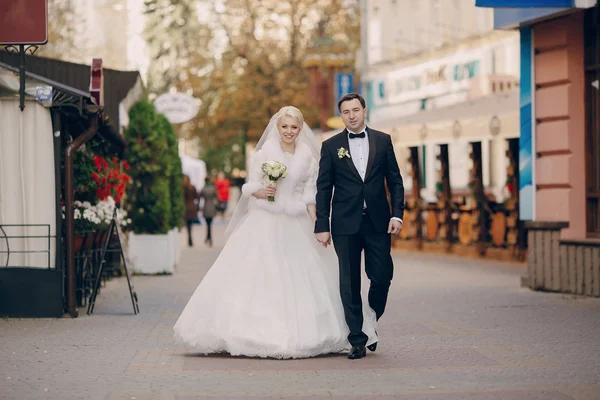 Couple in the woods & city — Stock Photo, Image