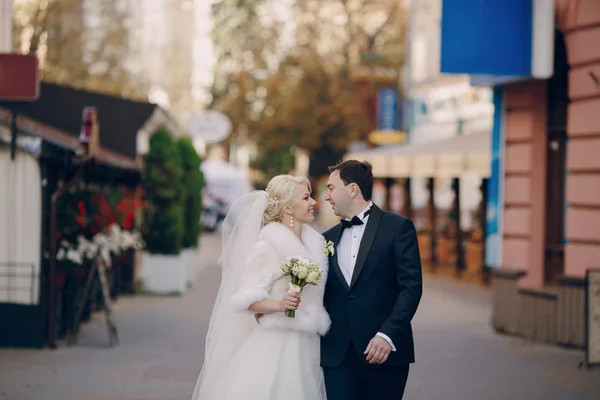 Casal na floresta & cidade — Fotografia de Stock