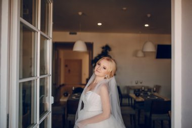 sarışın gelini onu damadı ile