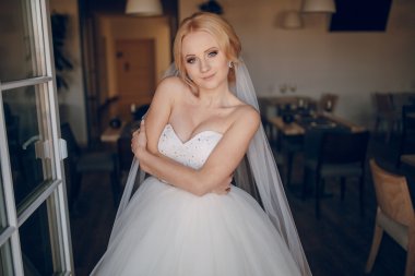 sarışın gelini onu damadı ile