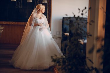 sarışın gelini onu damadı ile