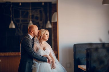 sarışın gelini onu damadı ile