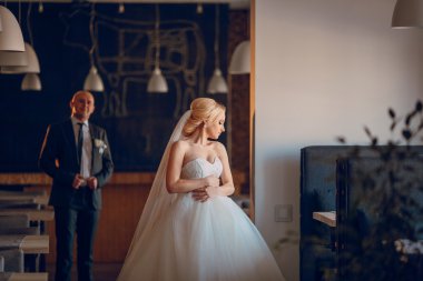 sarışın gelini onu damadı ile