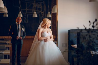 sarışın gelini onu damadı ile