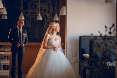 sarışın gelini onu damadı ile