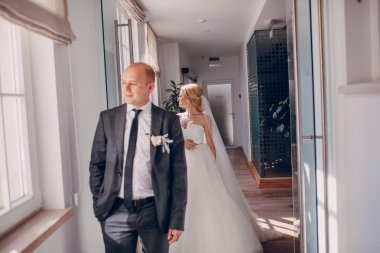 sarışın gelini onu damadı ile