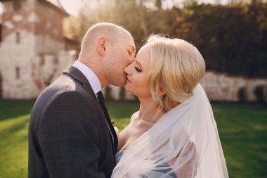 sarışın gelini onu damadı ile