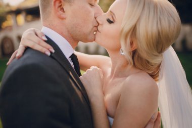 sarışın gelini onu damadı ile