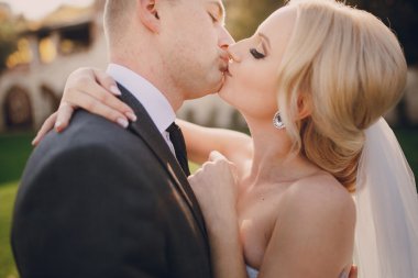 sarışın gelini onu damadı ile