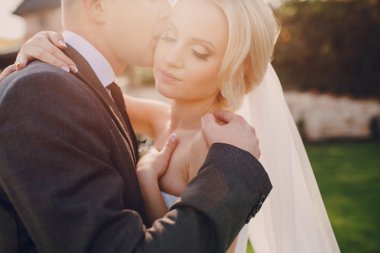 sarışın gelini onu damadı ile