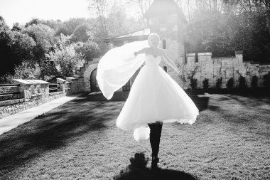 sarışın gelini onu damadı ile