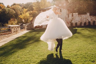 sarışın gelini onu damadı ile