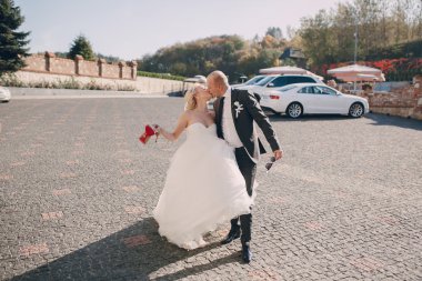 sarışın gelini onu damadı ile