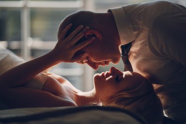 sarışın gelini onu damadı ile