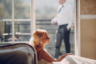 sarışın gelini onu damadı ile