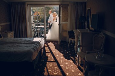 sarışın gelini onu damadı ile