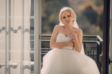 sarışın gelini onu damadı ile