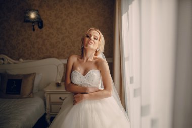 sarışın gelini onu damadı ile