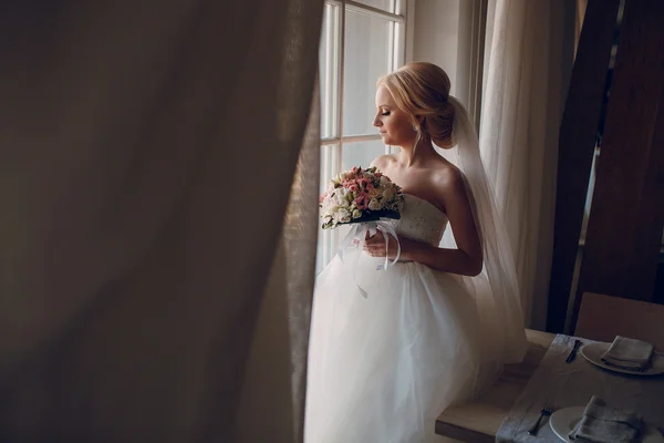 Блондинка невеста со своим женихом — стоковое фото