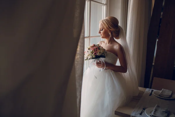 Blonde bride with her groom — Stock Photo, Image