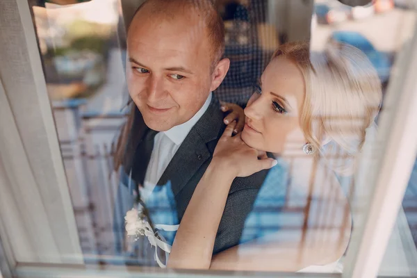 Blonde bride with her groom — Stock Photo, Image