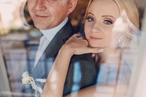Sposa bionda con il suo sposo — Foto Stock