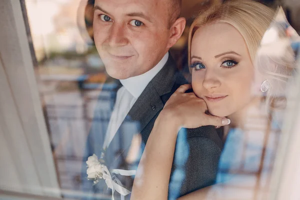 Blonde bride with her groom — Stock Photo, Image