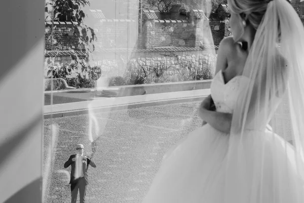 Blonde bruid met haar bruidegom — Stockfoto