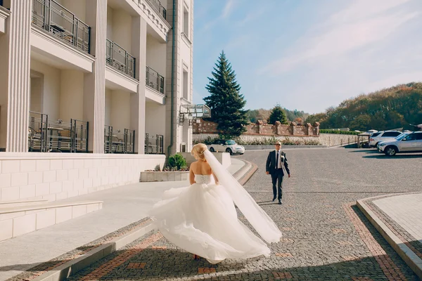 Blond panna młoda z pana młodego — Zdjęcie stockowe