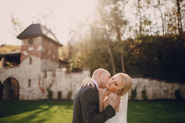 Blond nevěsta s její ženich — Stock fotografie