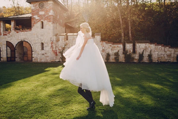 Sposa bionda con il suo sposo — Foto Stock