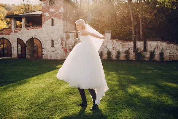 Sposa bionda con il suo sposo — Foto Stock