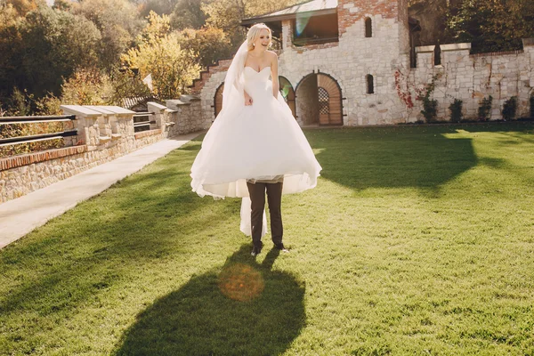 Sposa bionda con il suo sposo — Foto Stock