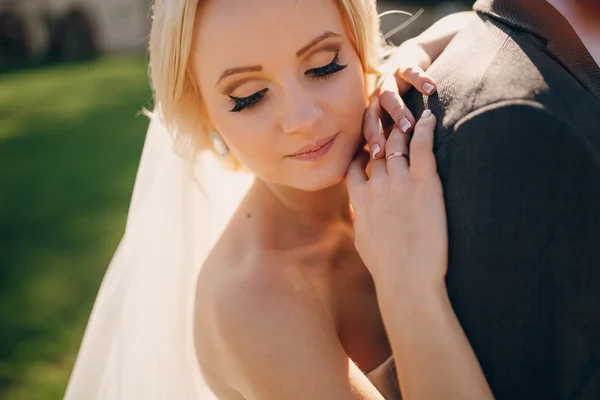 Blonde bride with her groom — Stock Photo, Image