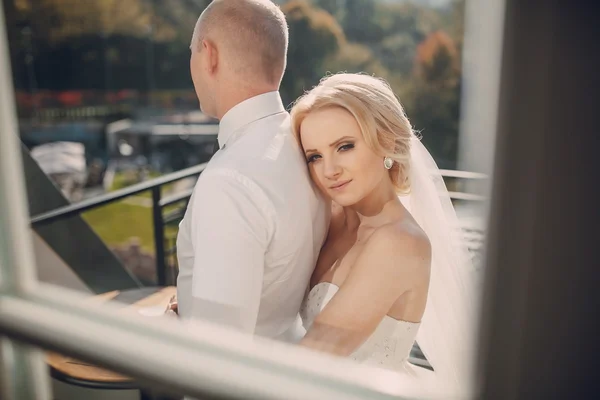 Блондинка невеста со своим женихом — стоковое фото