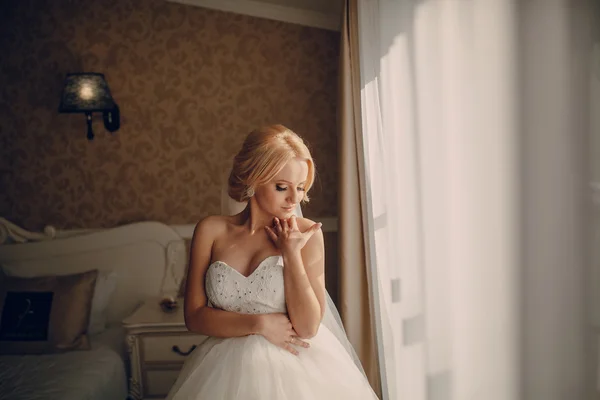 Blonde bride with her groom — Stock Photo, Image