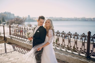 Düğün güneşli hava ve güzel Çift