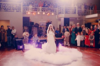 İlk dans gelin bir restoranda