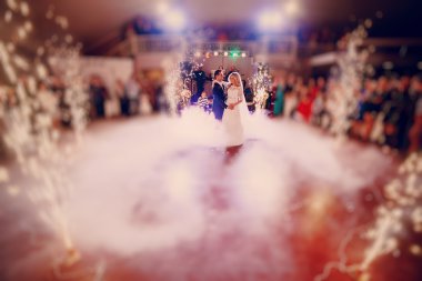 İlk dans gelin bir restoranda