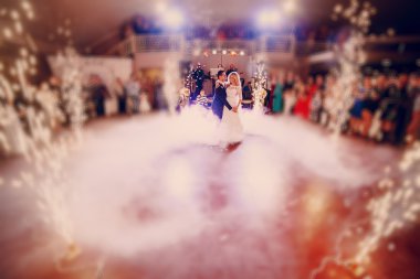 İlk dans gelin bir restoranda