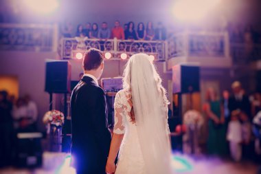 İlk dans gelin bir restoranda