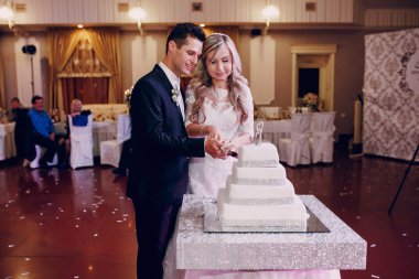  Düğün pastası kesme