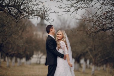 Altın sonbahar doğada yürüyüş gelin