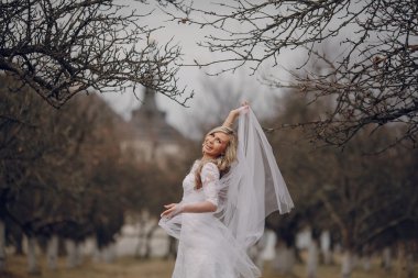 Altın sonbahar doğada yürüyüş gelin