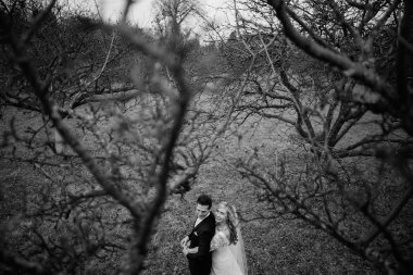 Altın sonbahar doğada yürüyüş gelin