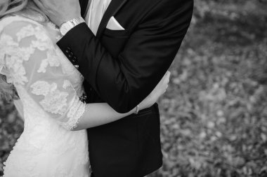 Altın sonbahar doğada yürüyüş gelin