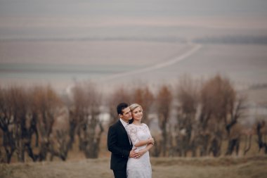 Altın sonbahar doğada yürüyüş gelin