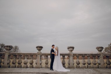 Altın sonbahar doğada yürüyüş gelin