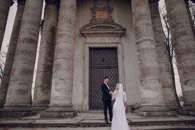 Altın sonbahar doğada yürüyüş gelin