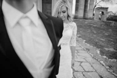 Altın sonbahar doğada yürüyüş gelin